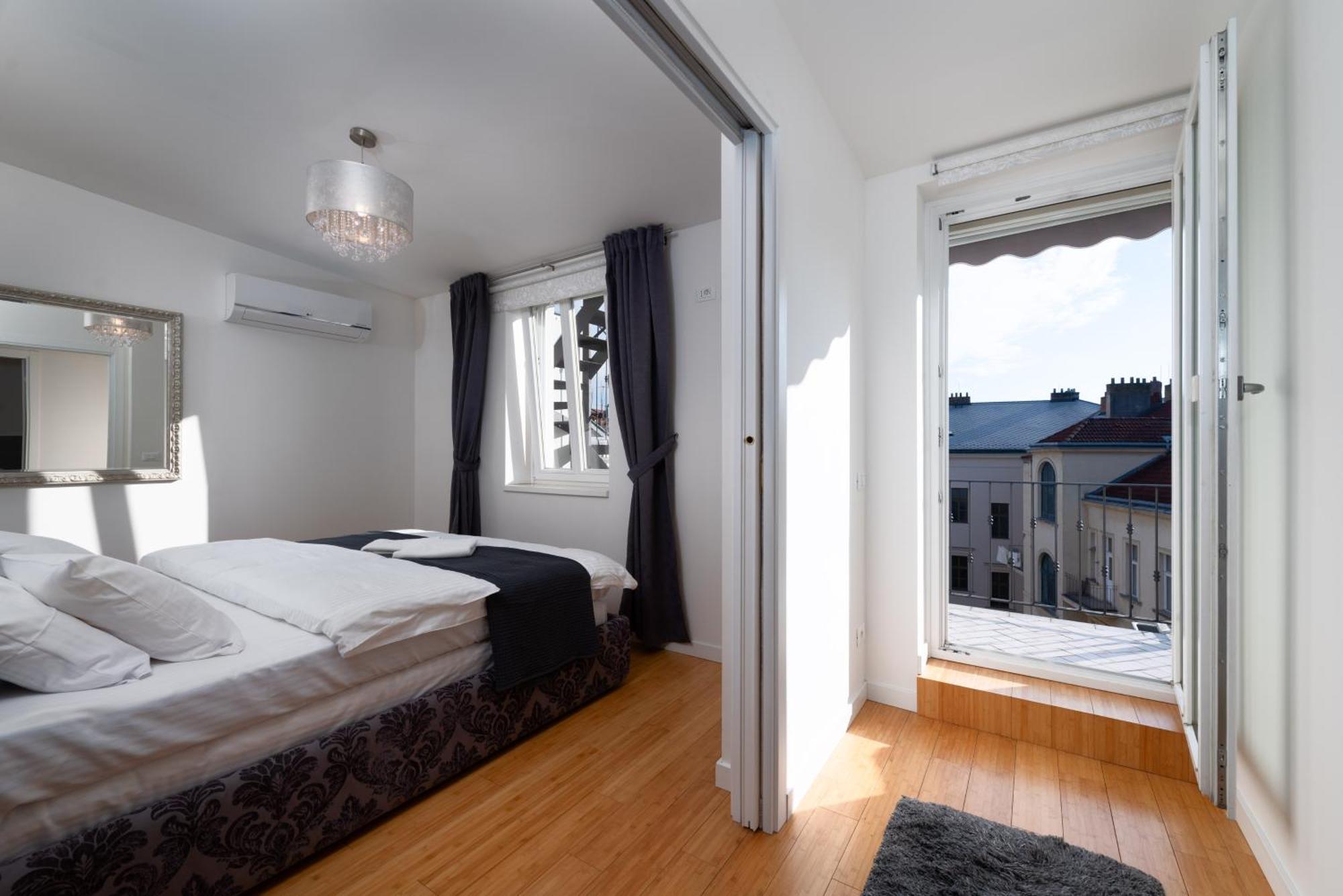 Two-Level Apart With A Terrace Near The Vltava River プラハ エクステリア 写真