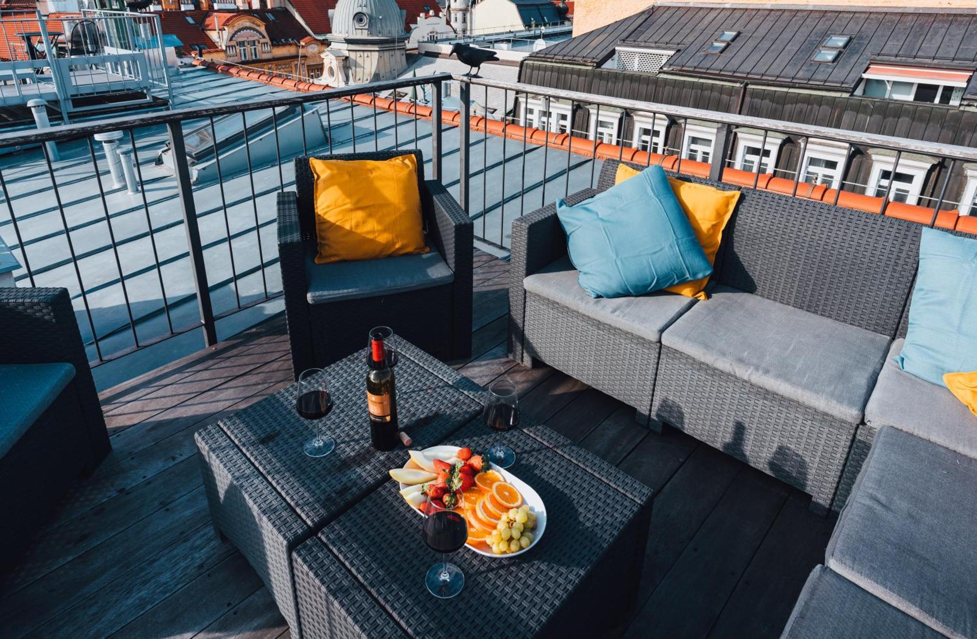 Two-Level Apart With A Terrace Near The Vltava River プラハ エクステリア 写真